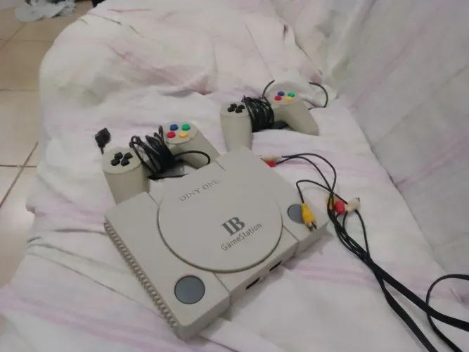 É um videogame vem os dois controles eu já vi um cabo da TV gamestatuo oiny one nome
