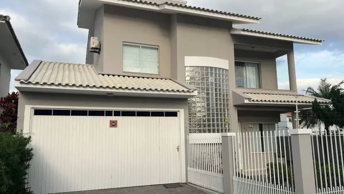 LINDA CASA DE 2 PISOS EM CONDOMÍNIO FECHADO-CENTRO DE PALHOÇA-SC