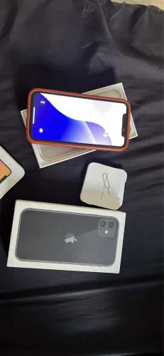 Iphone 11 ,64 GB .. ?Traseira trincada e bateria 68 % precisa ser trocada ?