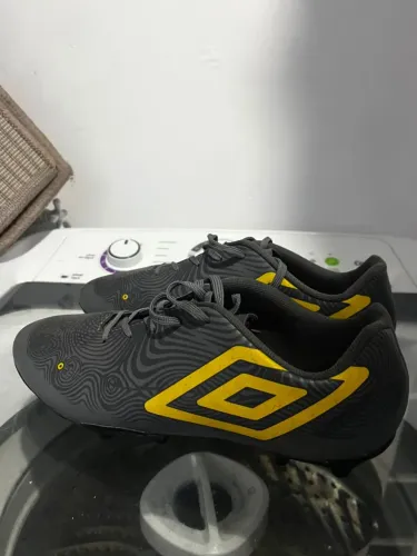 Chuteira Umbro society 43 original usada 2 vezes
