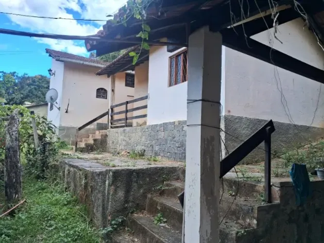 VENDO ESTA CASA COM 3 QUARTOS COM BOM DESCONTO PARA REFORMAR