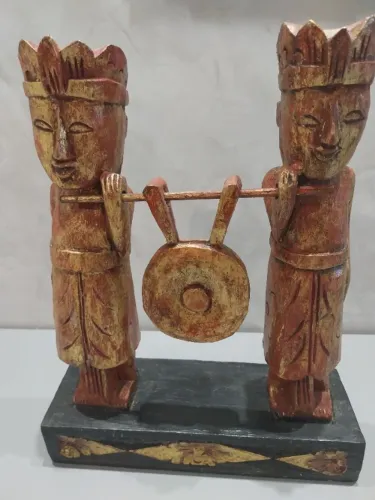 ESCULTURA ÉTNICA EM MADEIRA MACIÇA ENTALHADA - 37CM