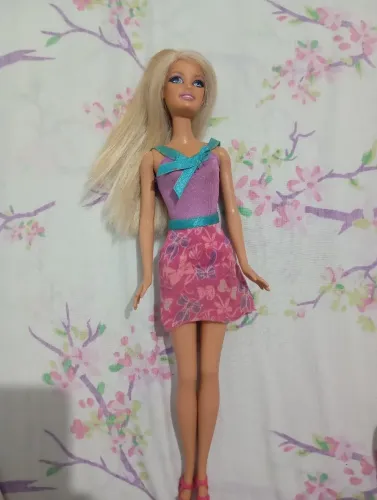 Barbie dia dia, para passeio e vai com roupinha 