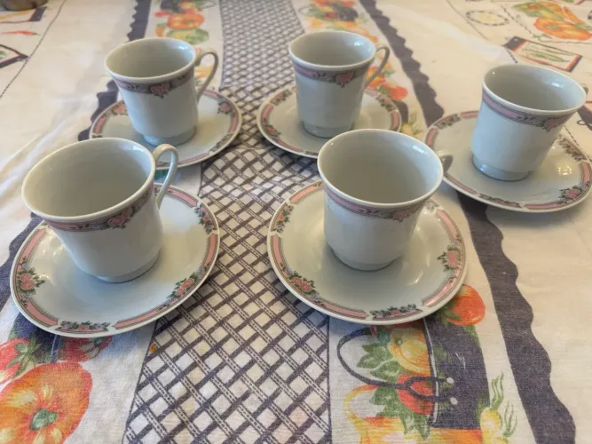 XÍCARAS COM PIRES EM PORCELANA PARA CHÁ