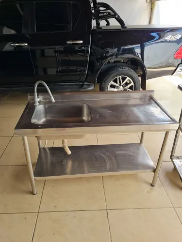Mesa inox com pia para comércio