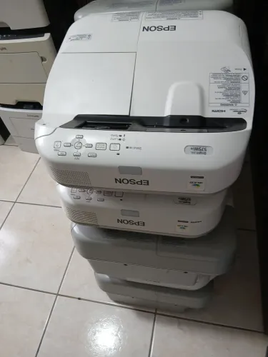 Lote de 10 projetores Epson bright link 575Wi+/475Wi+