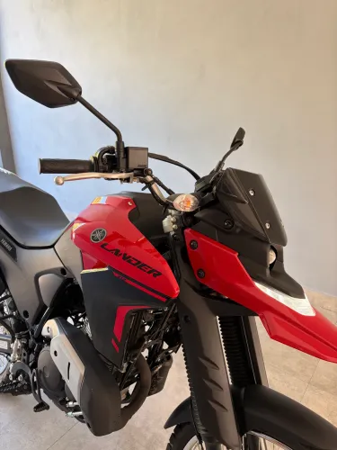 Vendo Lander super nova com apenas 540km. 