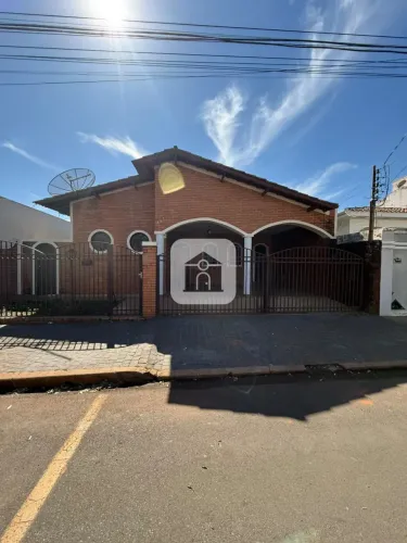 Casa para locação no bairro Jardim Regina
