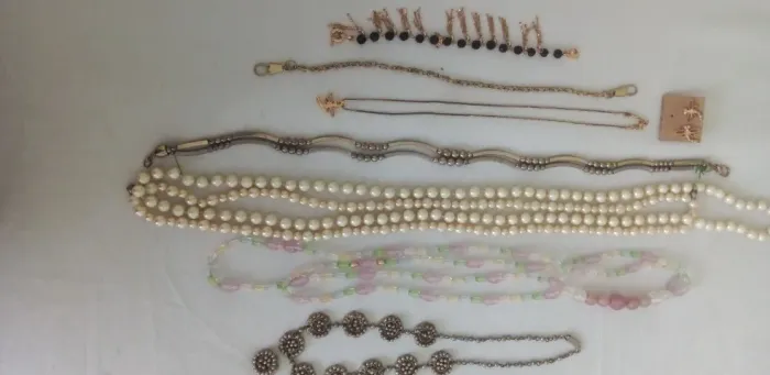 Colares, brincos e pulseiras Vintage.