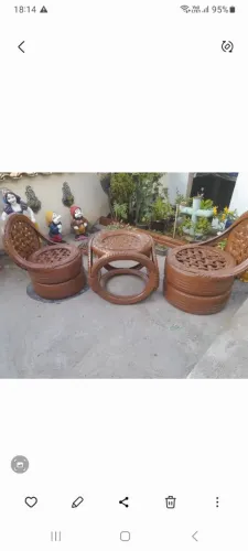 Jogos de duas poltronas e uma mesa feita de pneus