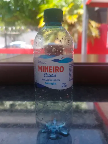 Garrafa de água usada da mineiro