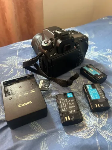 Câmera Cannon 80D + Lente EF 35 - 80mm + 3 baterias e Cartão 64gb + Carregador