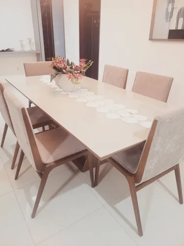 Vende se mesa de 6 lugares de madeira e tampo com vidro