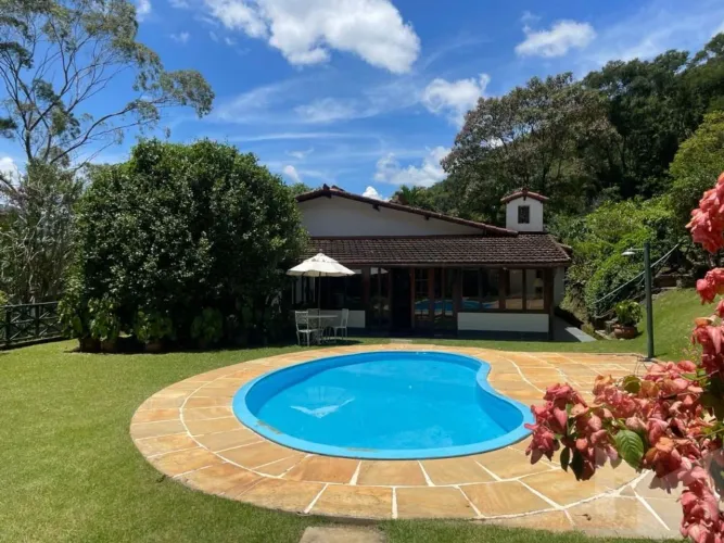 Localizada em condomínio cercado por bela natureza