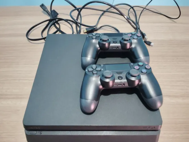 Ps4 + 2 controles +8 jogos mídia física 