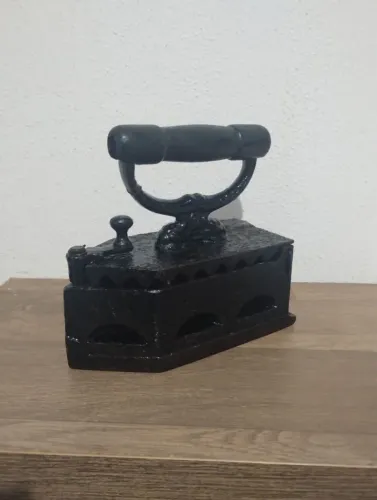 Antigo ferro de passar a carvão