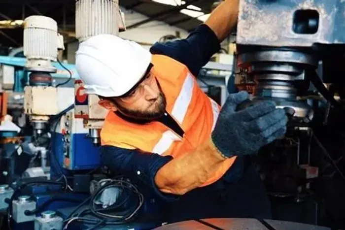 Auxiliar de serviços gerais em empresa que atua no ramo de fabricação de equipamentos