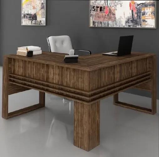 Mesa de escritório em L, na cor nogal com detalhes em preto.