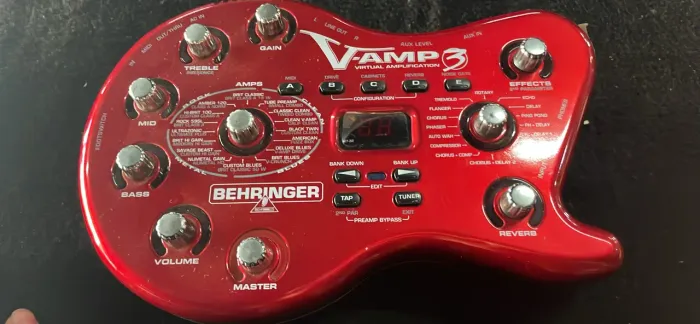 Pedaleira Behringer V-Amp3 - Simulador de Amplificadores e Efeitos