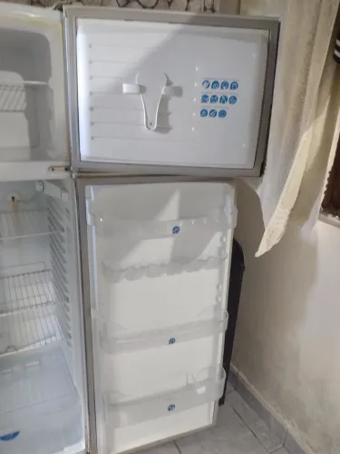 Geladeira pra vender em perfeito estado só a pintura não tá boa mais gela muito toda boa 