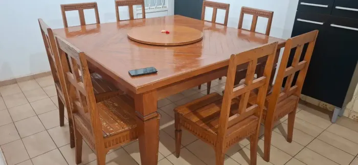 Vendo essa mesa quadrada com 8 cadeiras madeira peroba rosa toda trabalhada 