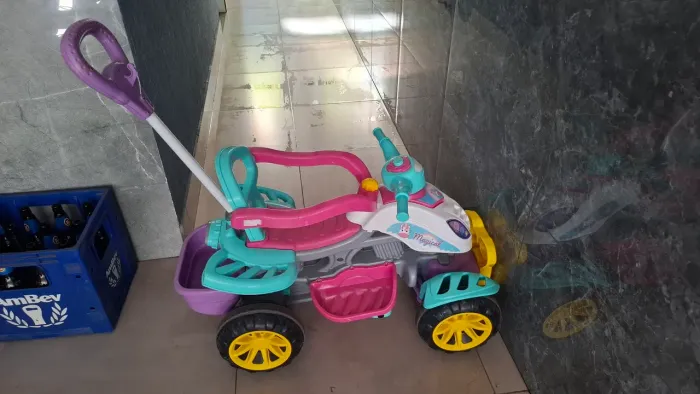 Triciculo de empurrar rosa