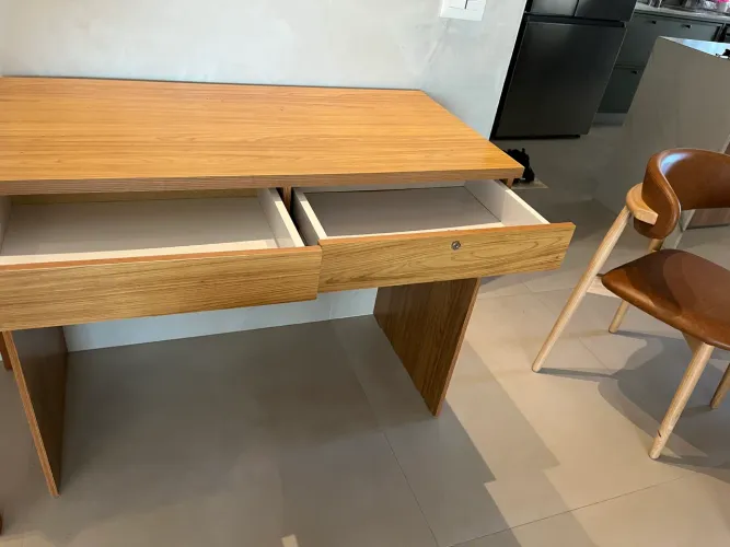 Mesa de estudos com gaveta escrivaninha 
