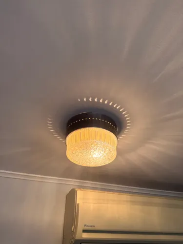 Luminária plafon de metal e cúpula em vidro texturizado - anos 50