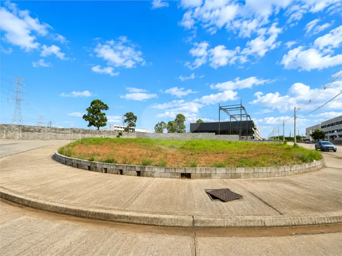 Terreno empresarial de esquina com 1.684,78 m² à venda em Sorocaba/SP