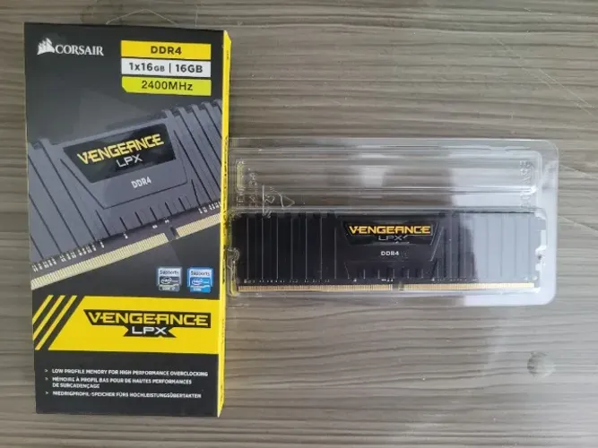Memória Corsair Vengeance 16GB, 2400MHz, DDR4, CL16 RAM