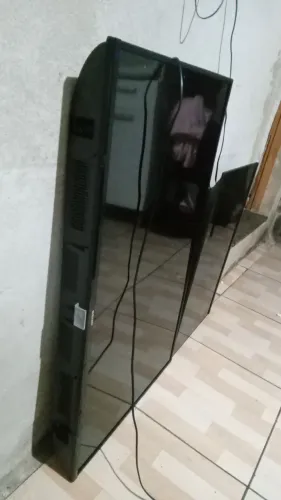 TV TCL Quebrada/retirada de peças ou alguém que tem condições de arrumar.