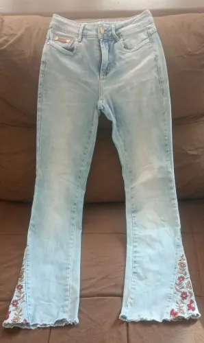 Calças jeans femininas bem conservadas.