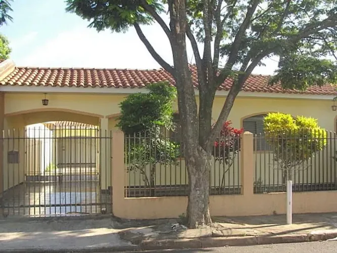 Casa com 3 quartos sendo 1 suite - Prox Av Colombo