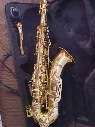 Saxofone TENOR SHELTER em ótimo estado,