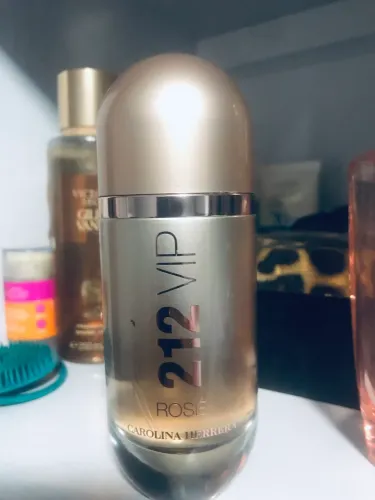 PERFUME 212 vip rose (desapego)