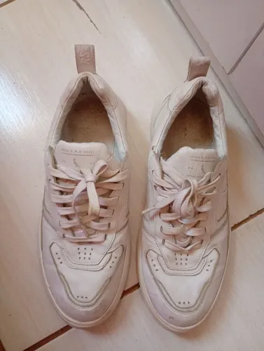 Tênis de couro original branco um pouco sujo não foi lavado mais está ótimo estado .