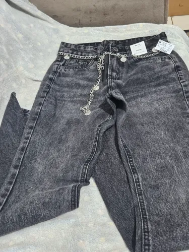 CALCA FLARE CROPPED EM JEANS COM CINTURA MÉDIA PRETO