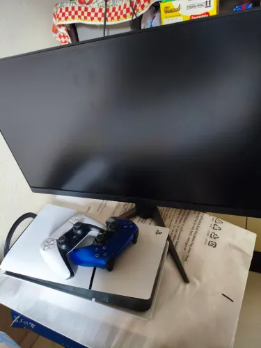 PlayStation 5 Slim , com dois controles,mais Monitor AOC ,QHD 180hz 27