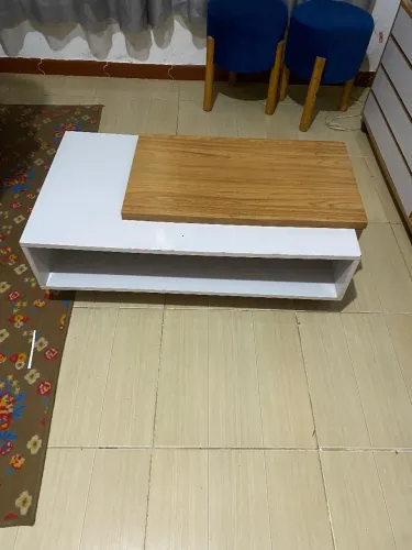 Mesa de Centro Moderna / Retrô (Branca com Tampo Amadeirado)