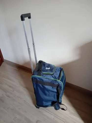 Mala de viagem com rodinhas e bolso lateral.