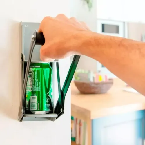 Amassador de Latinhas até 500ml de Ferro com Abridor
