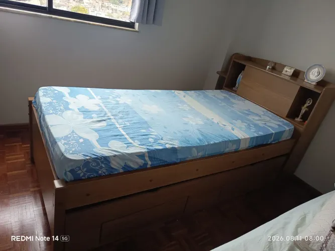 Bicama solteiro com cama auxiliar.
