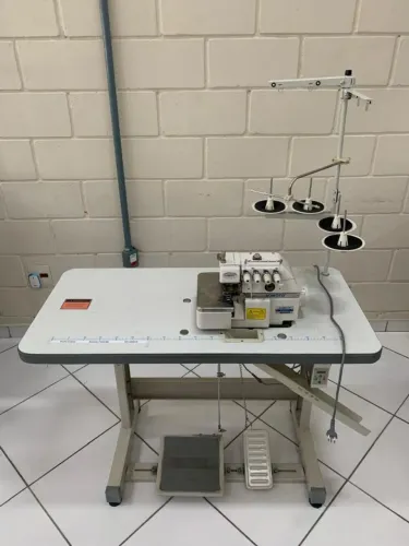 Máquina de Costura Industrial Ponto Cadeia Aomoto FY44-DD com Mesa - 220V