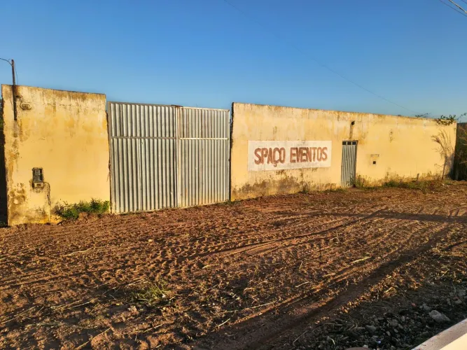 Vende_se terreno murado ja no ponto de um negócio próprio aria de festa etc ..