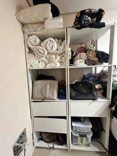 Guarda roupa aberto