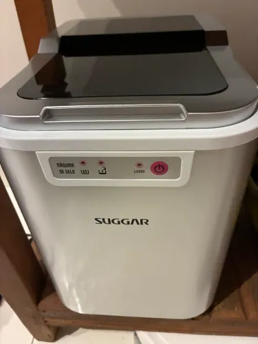 Máquina de gelo Suggar 15 kg dia (110v) - utilizada 3 vezes e ainda na garantia