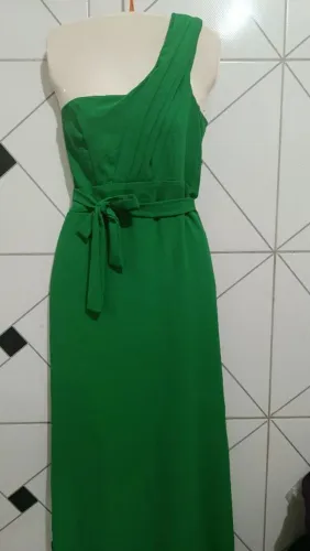 Vestido verde elegante de um ombro só