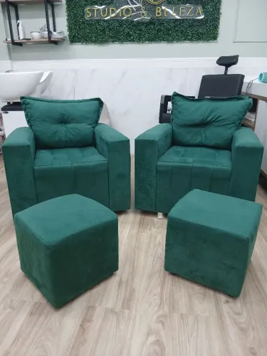 2 poltronas e 3 pufs