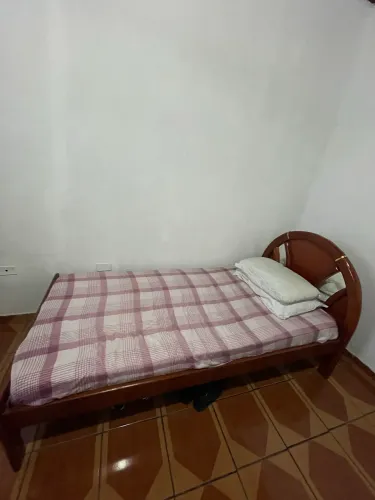 Cama de Solteiro em Madeira Pura (Maciça) + Colchão Incluso - Excelente Estado