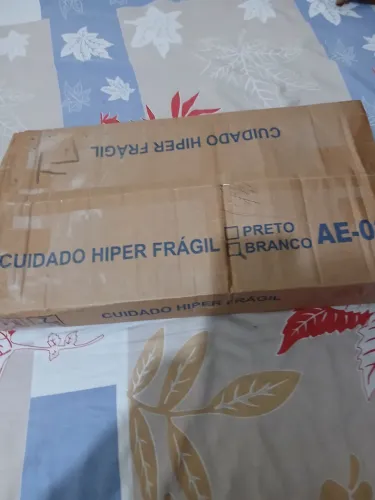 1 armário de parede pequeno com 2 portas de parede para cozinha ou lavanderia